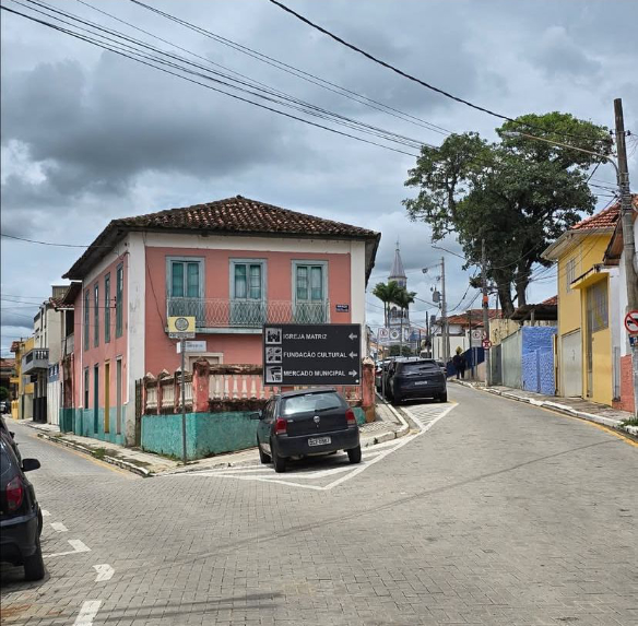 Sobrado à Praça Canuto Val - Paraibuna